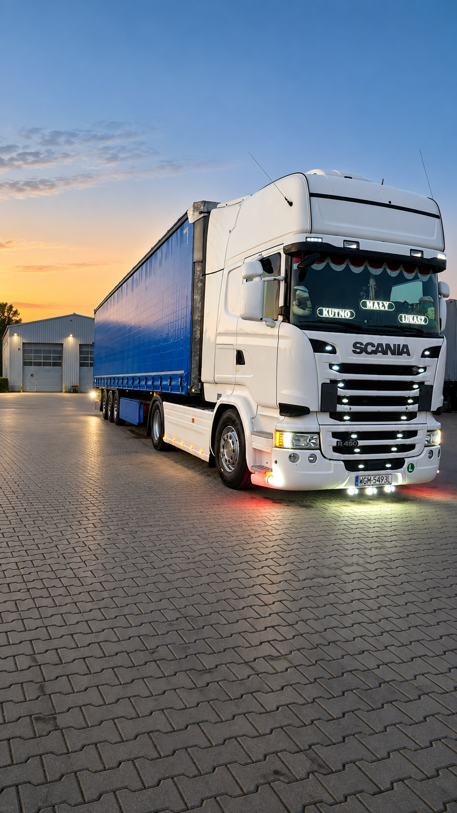 Biała Scania z niebieską naczepą w barwach floty Pietrzak-Trans