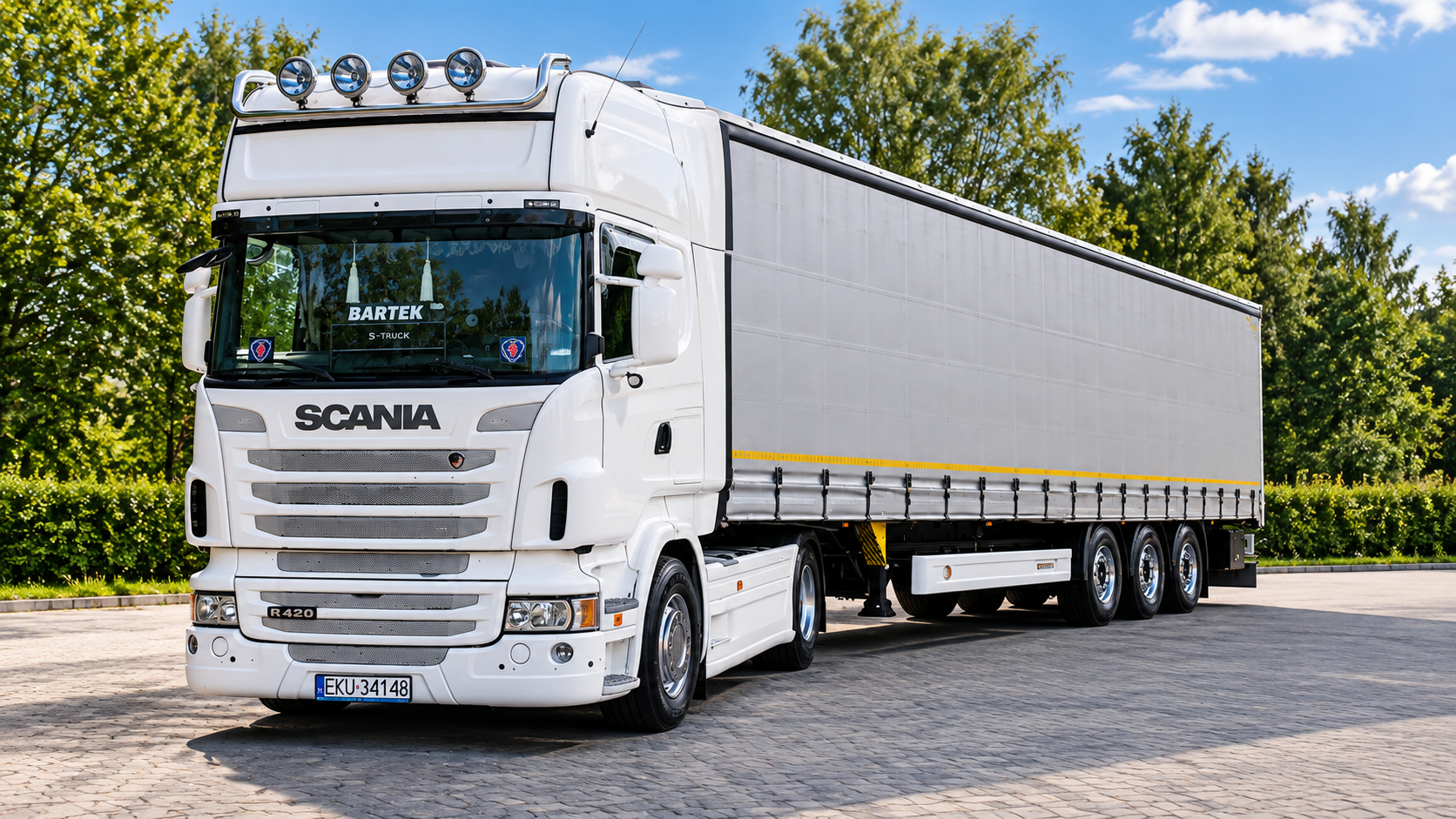 Biała ciężarówka Scania Pietrzak-Trans
