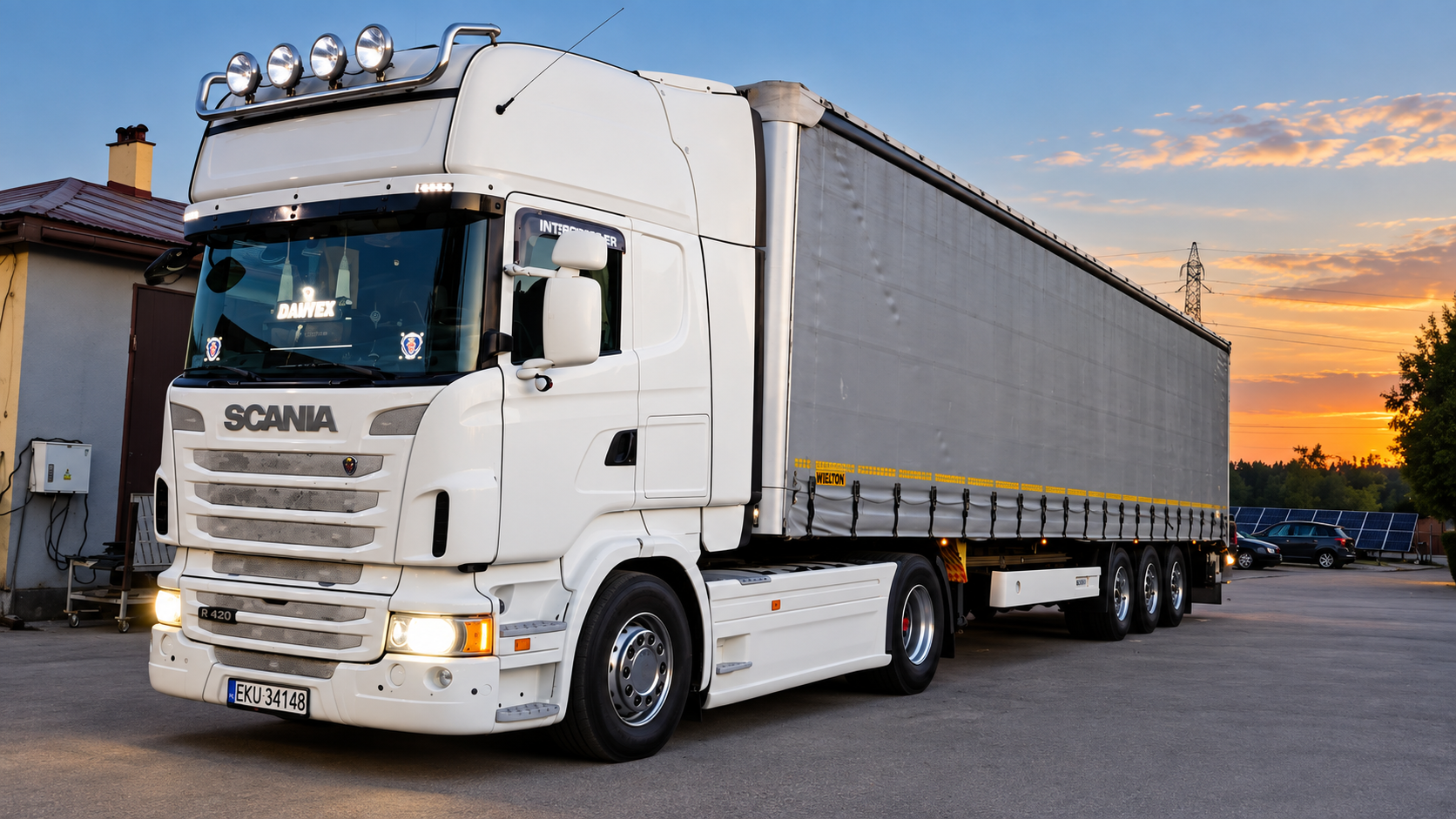 Scania Pietrzak-Trans na tle zachodzącego słońca